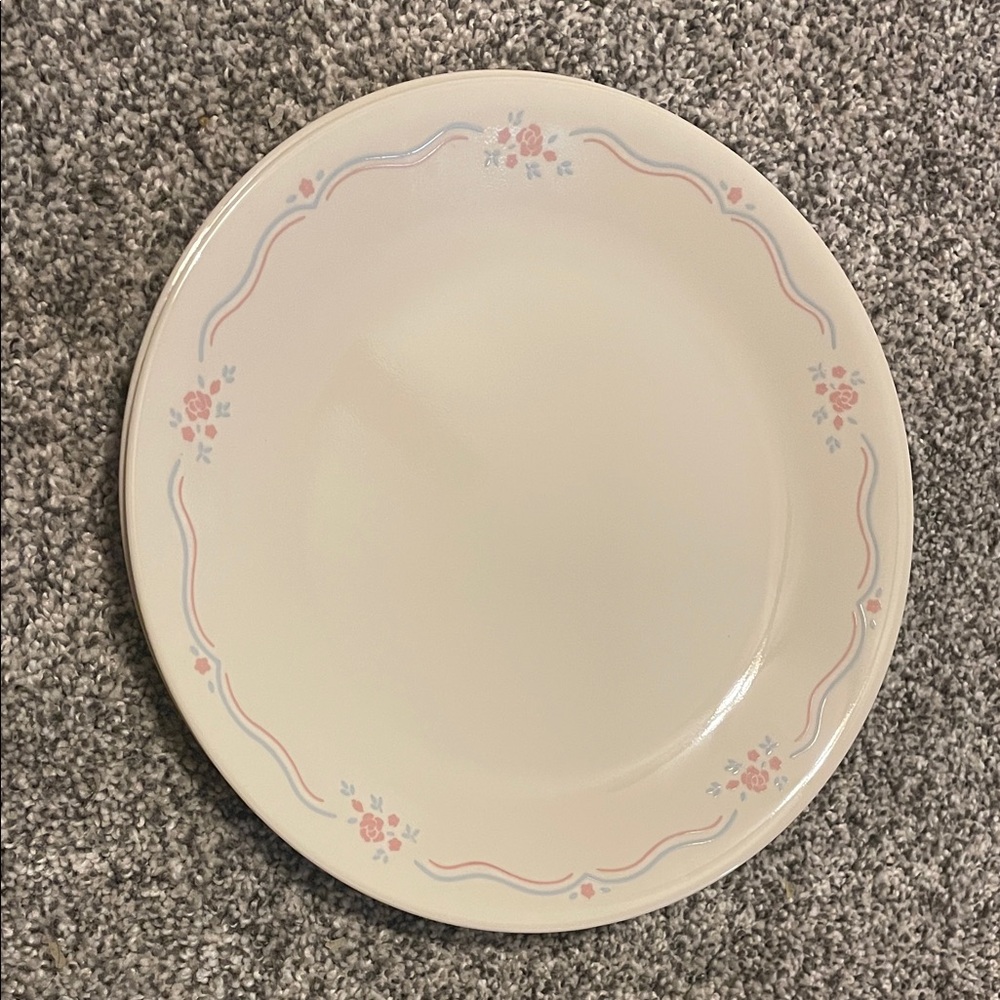 Set of 4 Corelle dinner plates in Cream and Pink rose